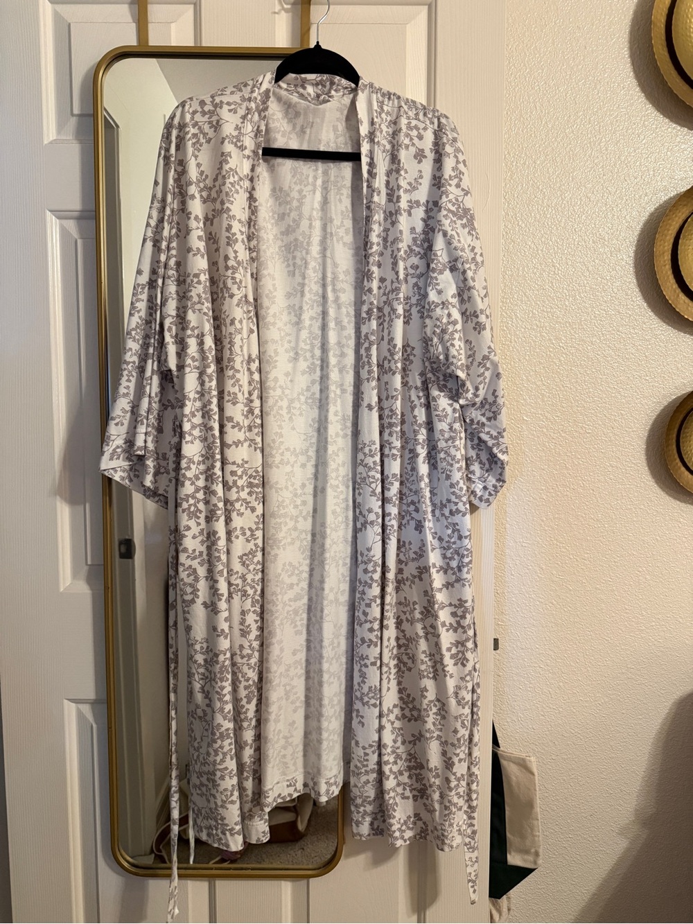 Garnet Hill White Kimono Robe with Gray Floral Pattern